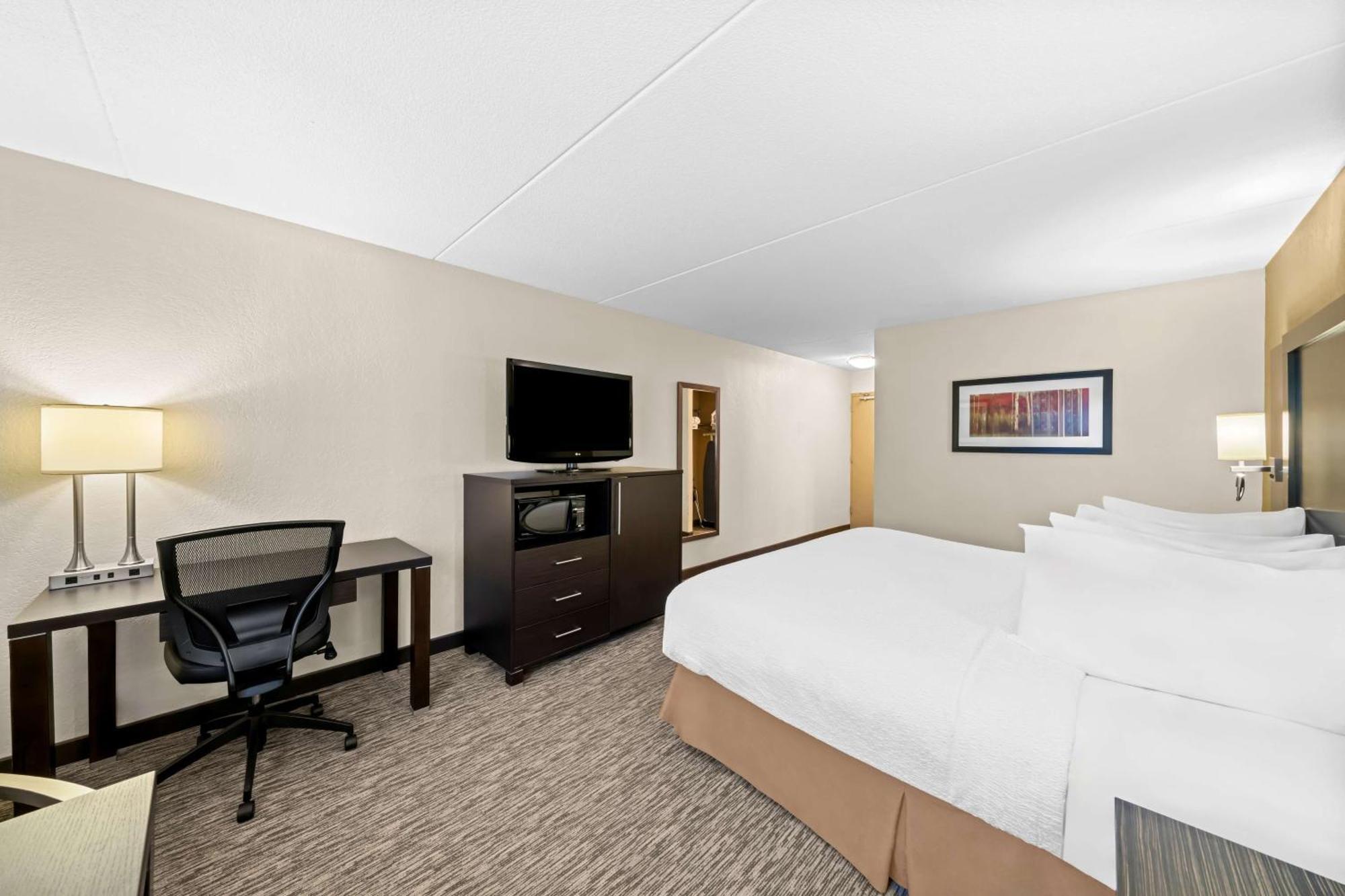 Western Mariposa & Conference Centre Hotel 3*