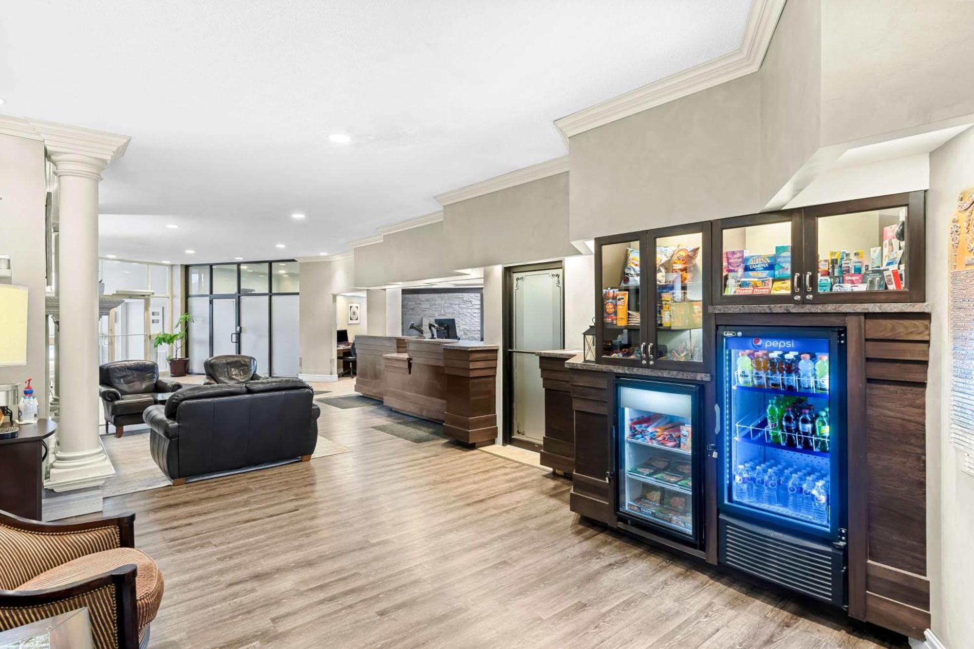 Western Mariposa & Conference Centre Hotel
