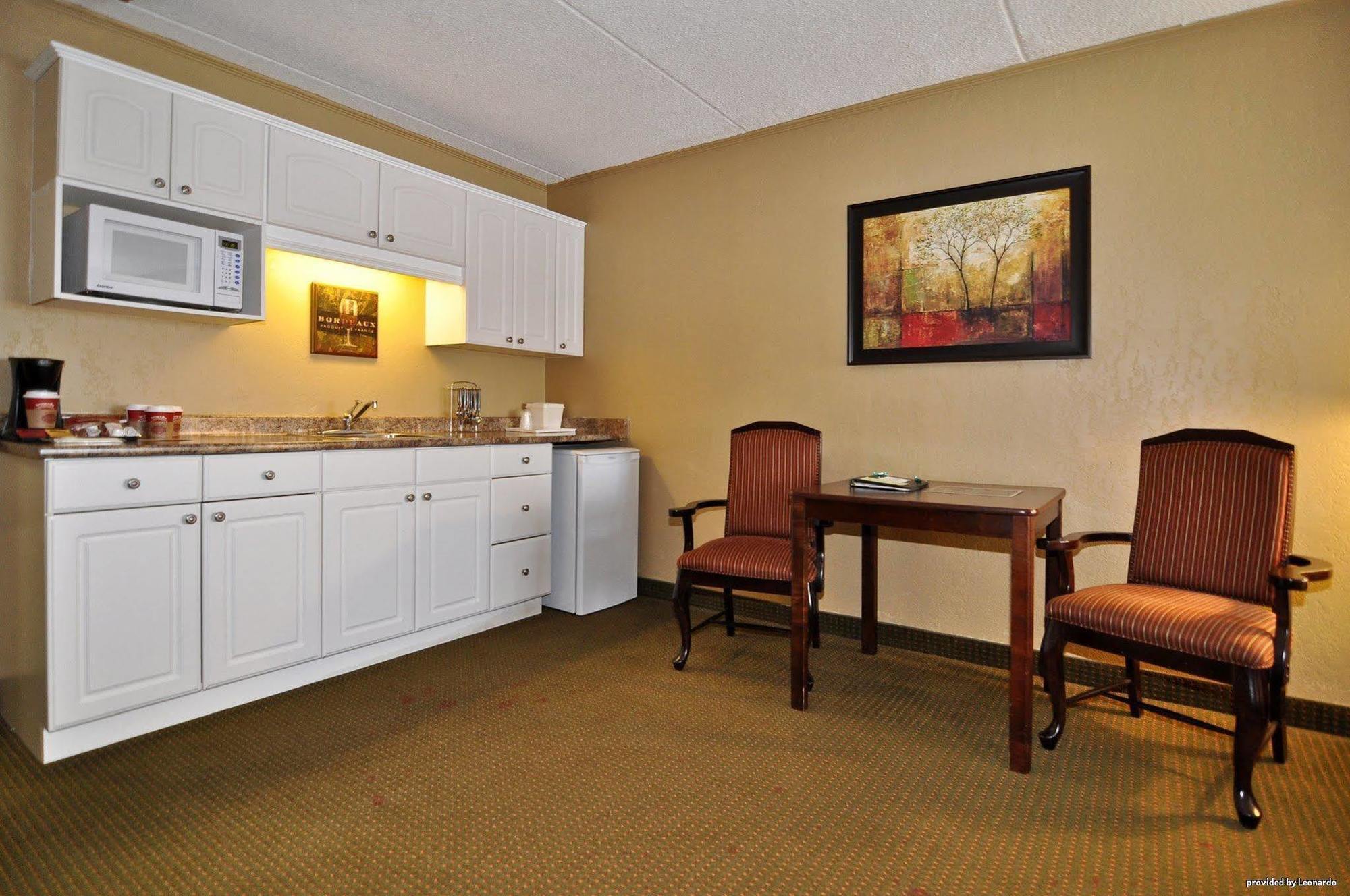 Western Mariposa & Conference Centre Hotel 3*