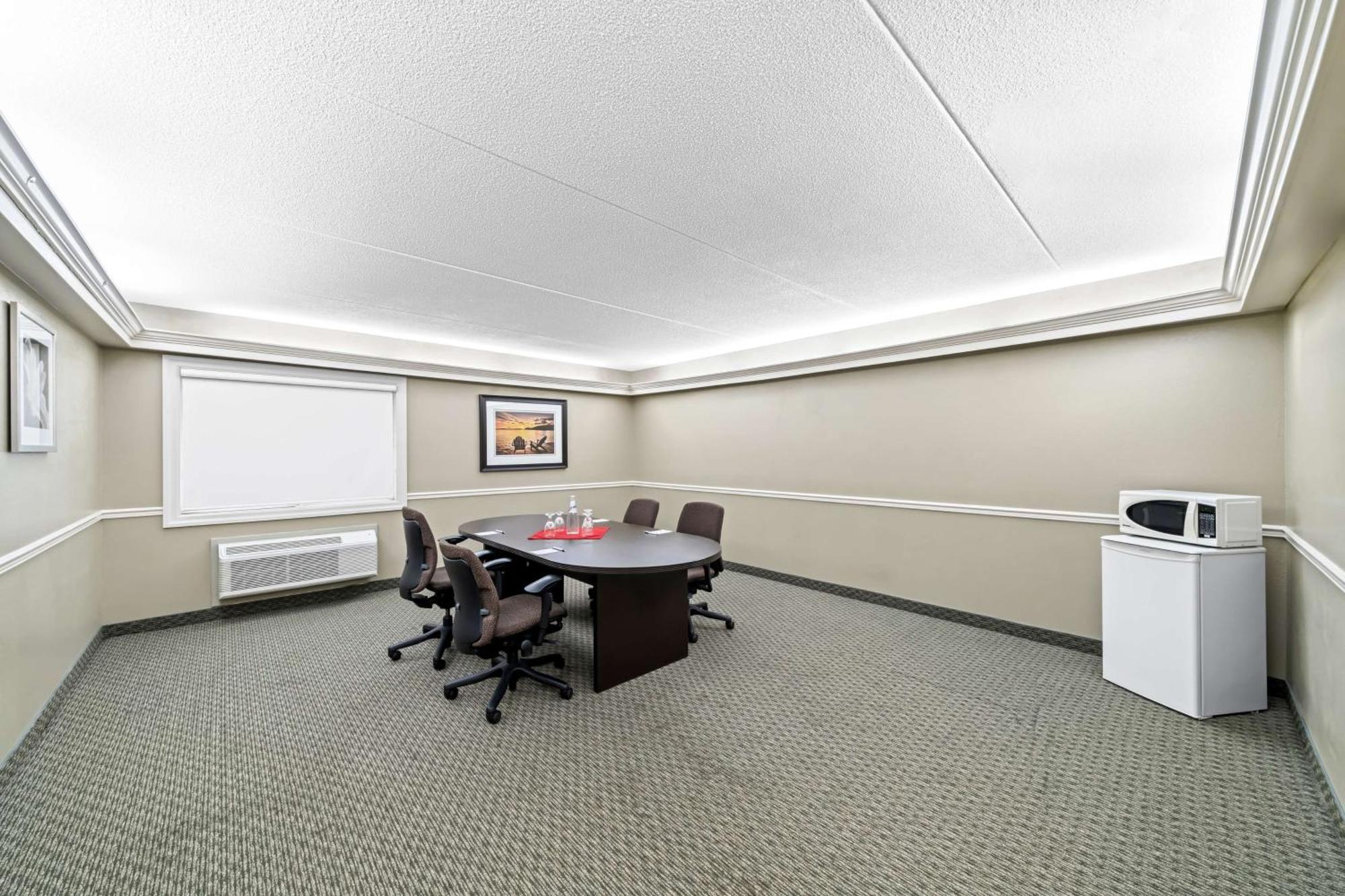 Hotel Western Mariposa & Conference Centre 3*