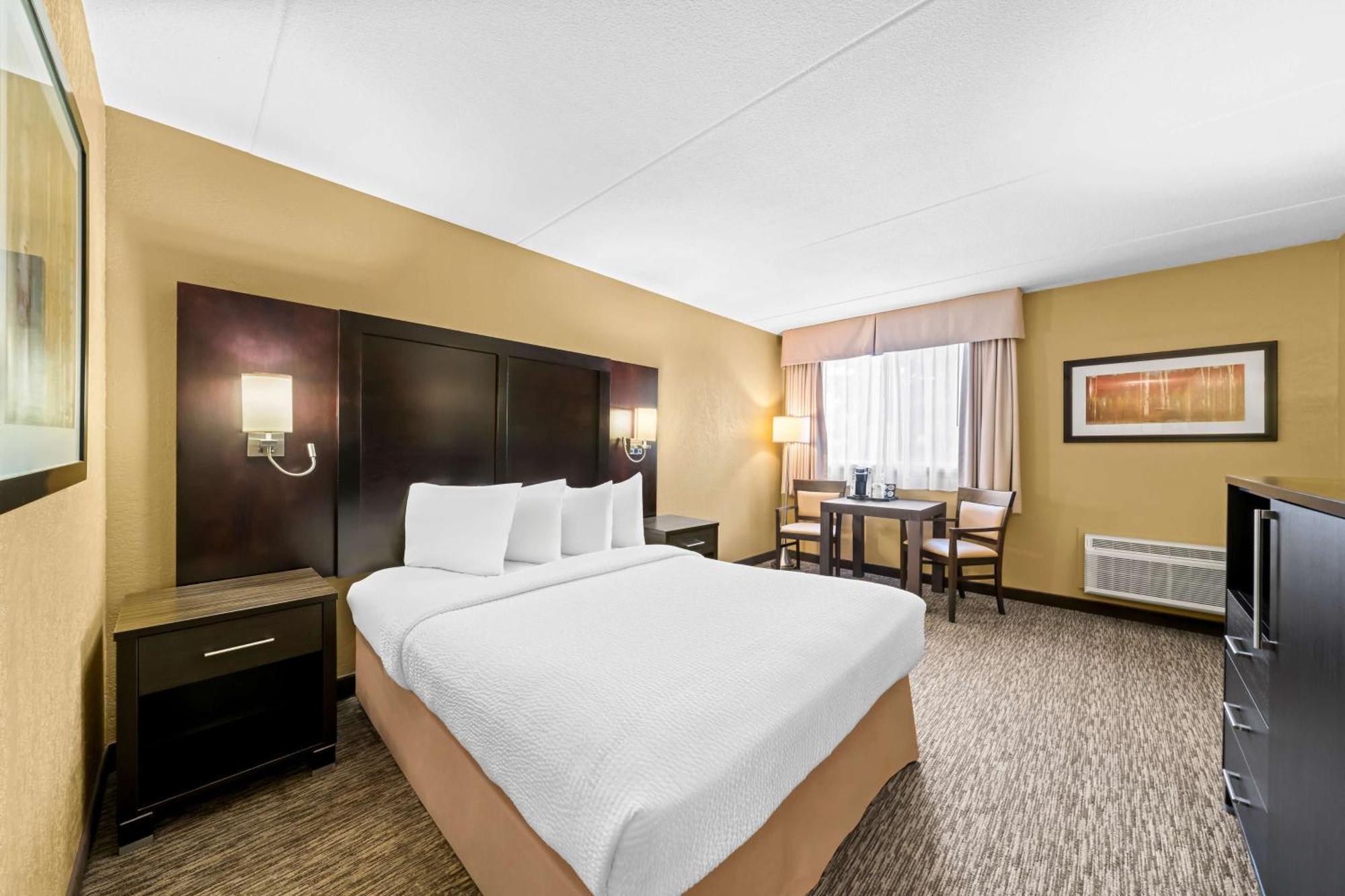 Western Mariposa & Conference Centre Hotel