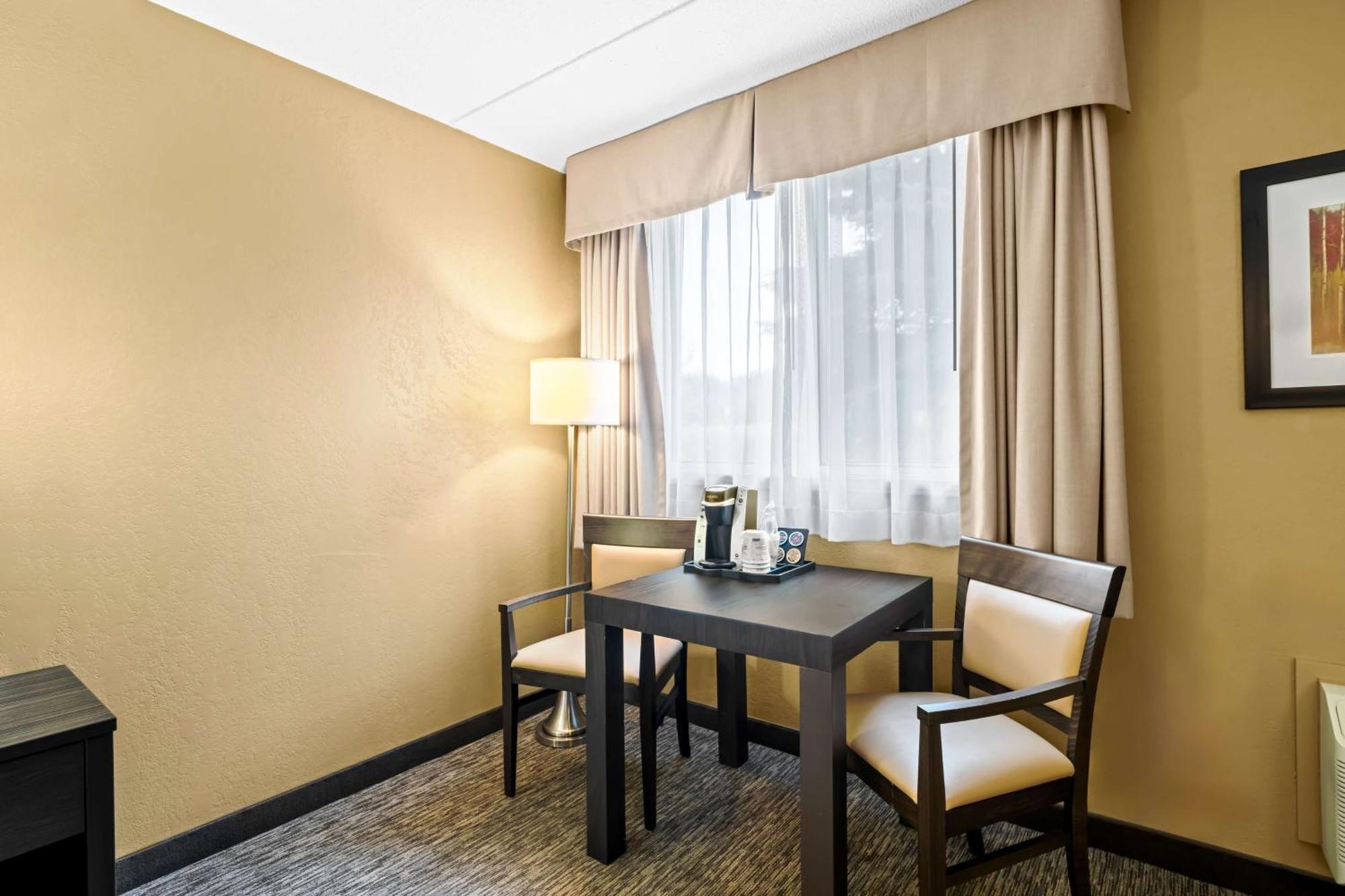 Western Mariposa & Conference Centre Hotel 3*