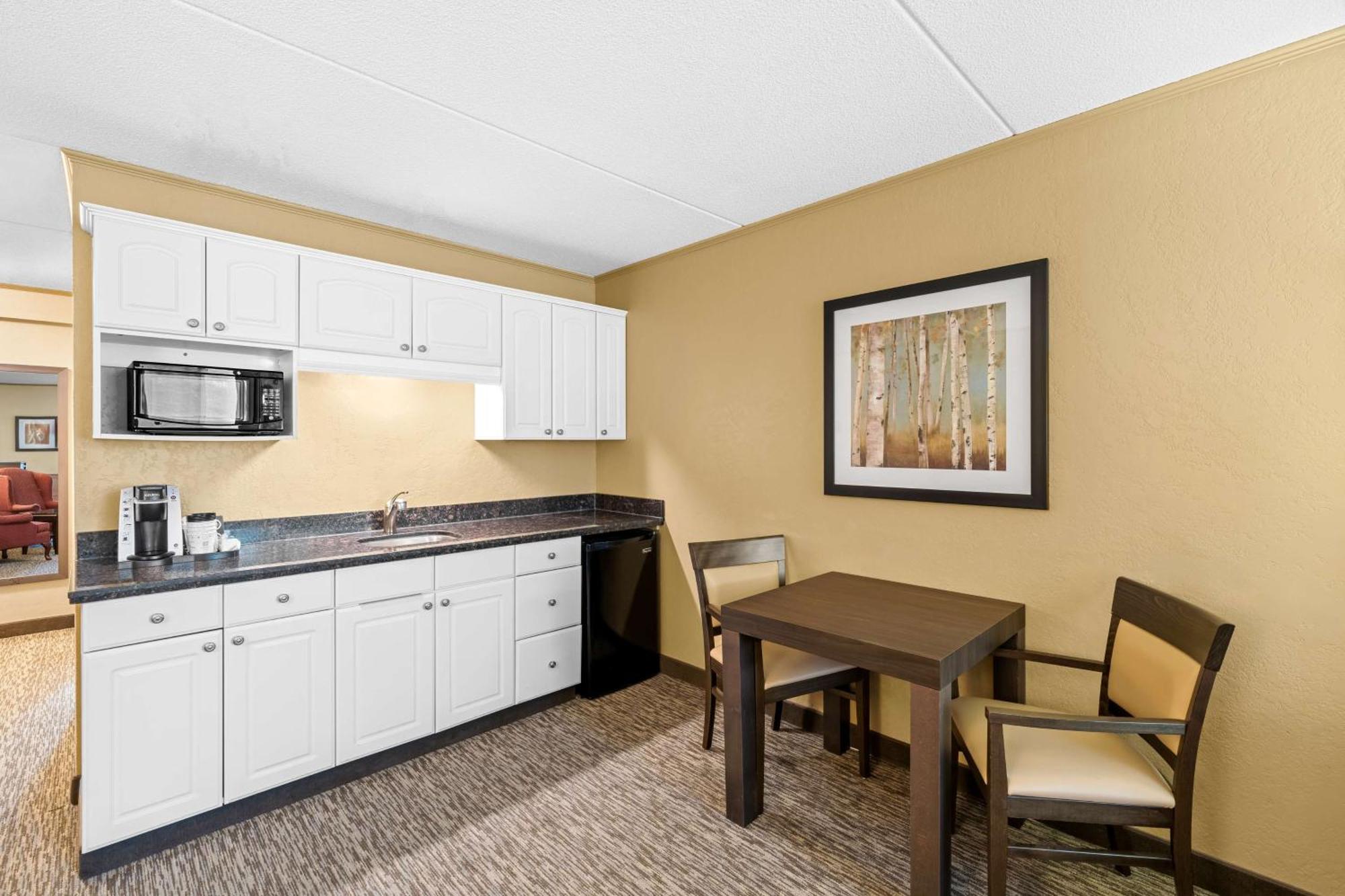 Western Mariposa & Conference Centre 3*